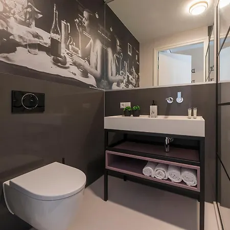 Center Fast Wi-fi, Designer Bathroom *