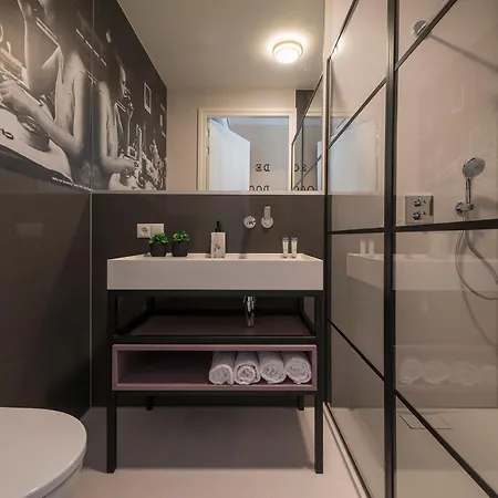 Center Fast Wi-fi, Designer Bathroom Apartment Tilburg