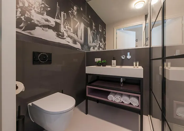 Center Fast Wi-fi, Designer Bathroom *